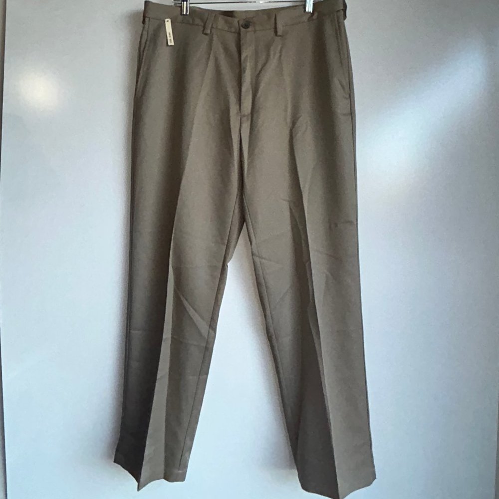 NWT Haggar Classic Fit Heritage Collection Khaki Pants Size 38x32